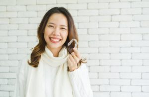 woman holding aligners 